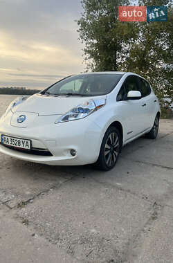 Хэтчбек Nissan Leaf 2013 в 