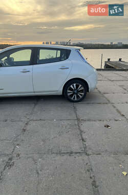 Хэтчбек Nissan Leaf 2013 в 