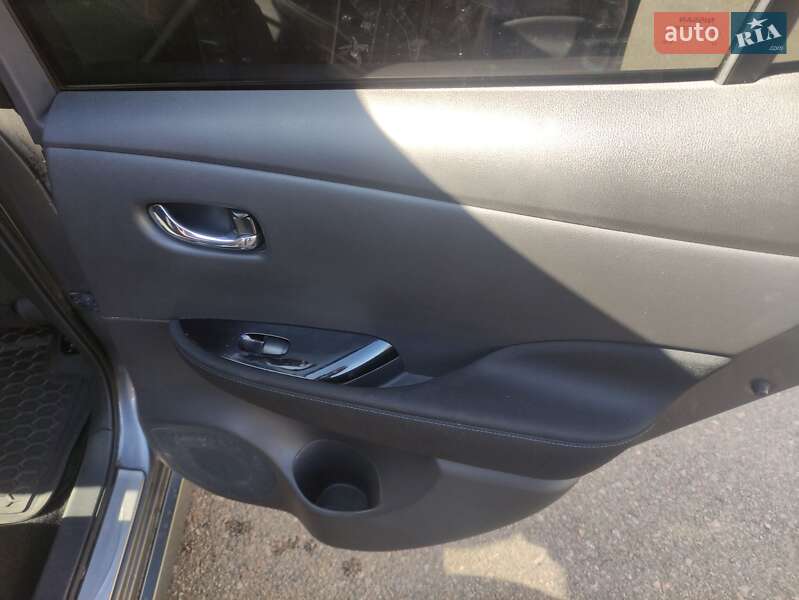 Хэтчбек Nissan Leaf 2018 в Киеве