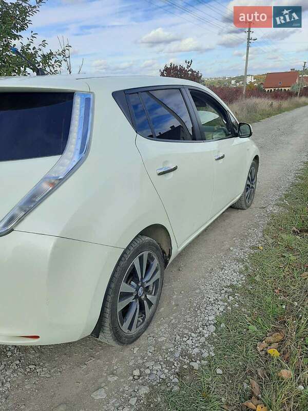 Хетчбек Nissan Leaf 2011 в Кам'янець-Подільському