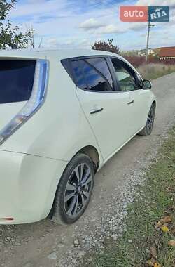 Хэтчбек Nissan Leaf 2011 в 