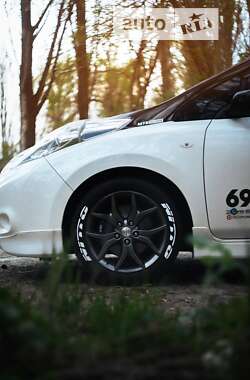 Хетчбек Nissan Leaf 2014 в 