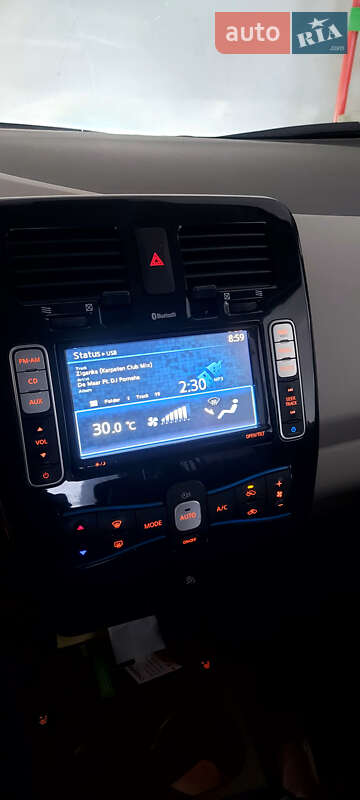 Хэтчбек Nissan Leaf 2011 в Тячеве