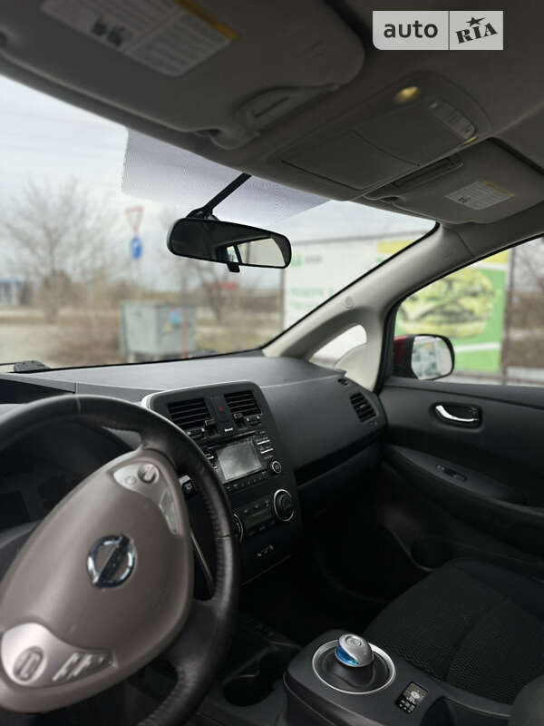 Хетчбек Nissan Leaf 2015 в Дніпрі