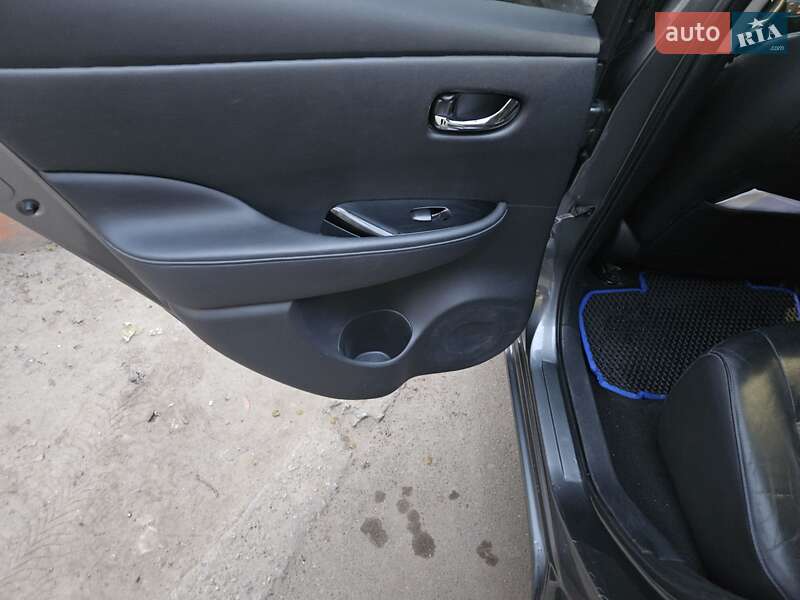 Хэтчбек Nissan Leaf 2013 в Измаиле