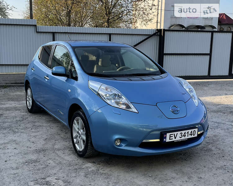 Хэтчбек Nissan Leaf 2011 в Хотине