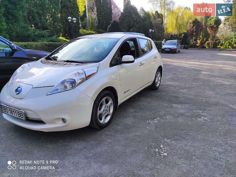 Хэтчбек Nissan Leaf 2013 в 