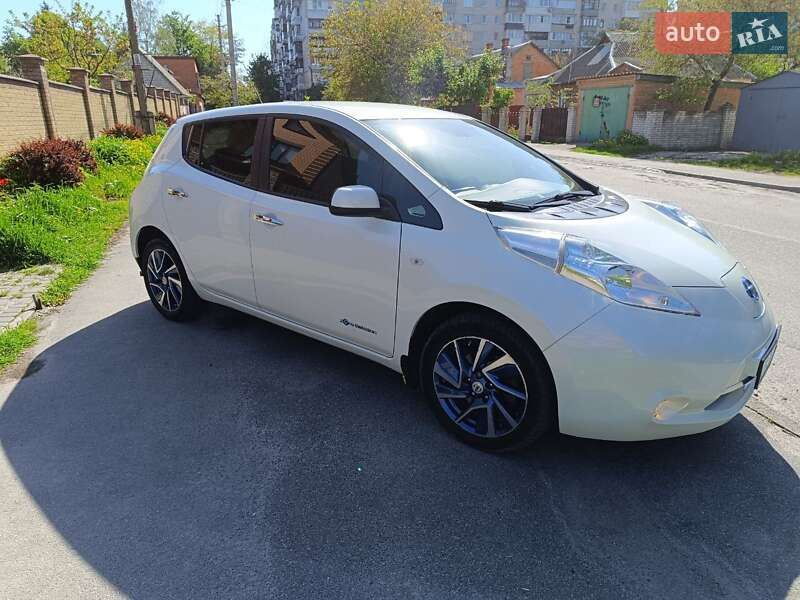 Хэтчбек Nissan Leaf 2015 в 