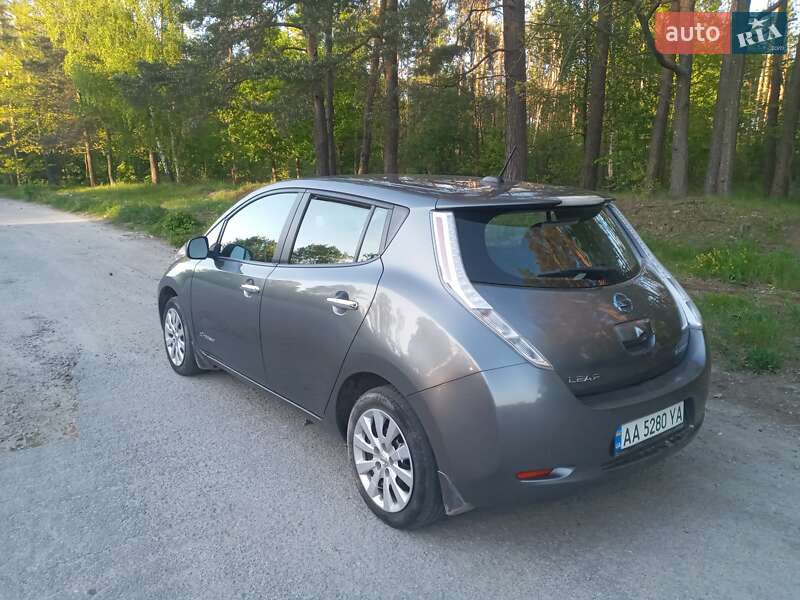 Хэтчбек Nissan Leaf 2015 в Полонном