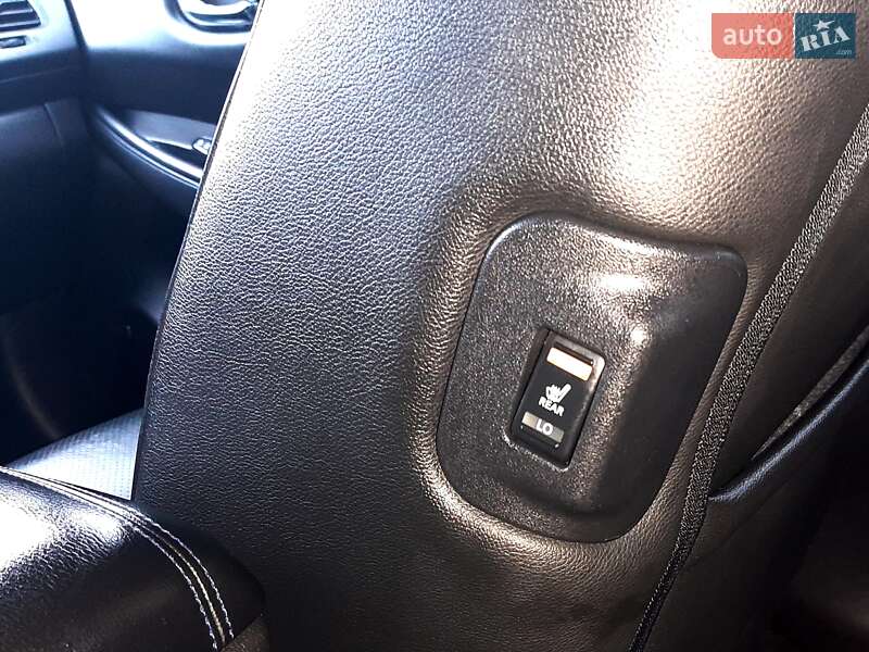 Хетчбек Nissan Leaf 2014 в Дніпрі