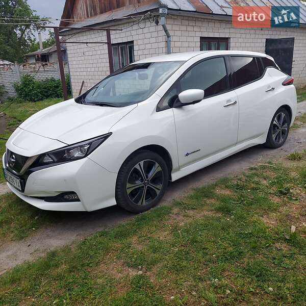 Хэтчбек Nissan Leaf 2019 в Корце