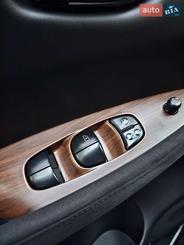 Хетчбек Nissan Leaf 2013 в Дніпрі