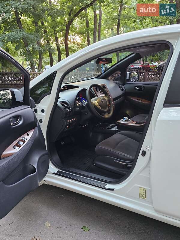 Хетчбек Nissan Leaf 2013 в Дніпрі