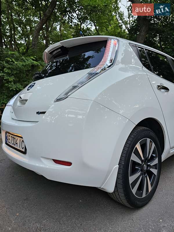 Хетчбек Nissan Leaf 2013 в Дніпрі