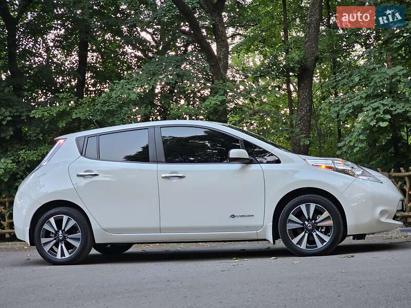 Хетчбек Nissan Leaf 2013 в Дніпрі