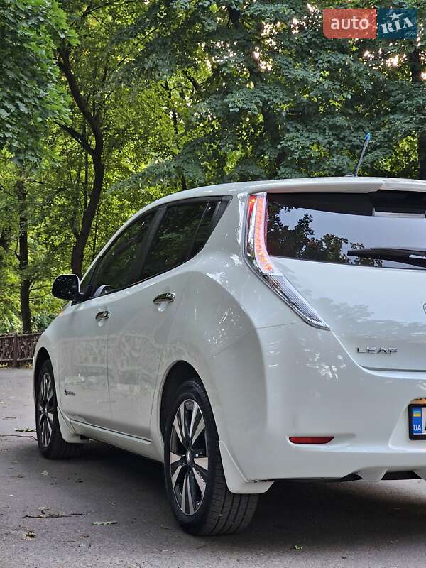 Хетчбек Nissan Leaf 2013 в Дніпрі
