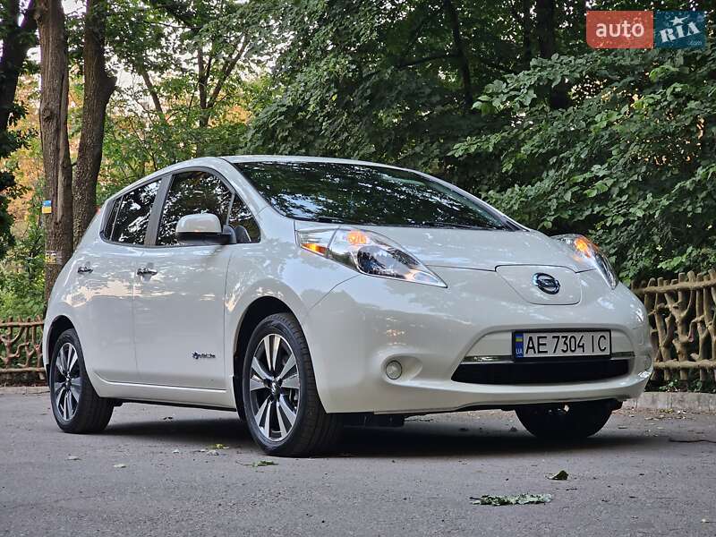 Хетчбек Nissan Leaf 2013 в Дніпрі