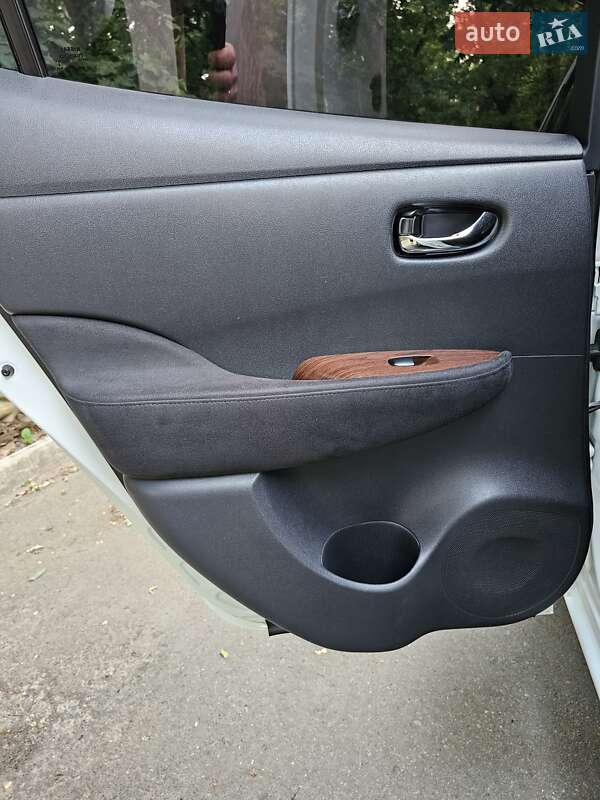 Хетчбек Nissan Leaf 2013 в Дніпрі