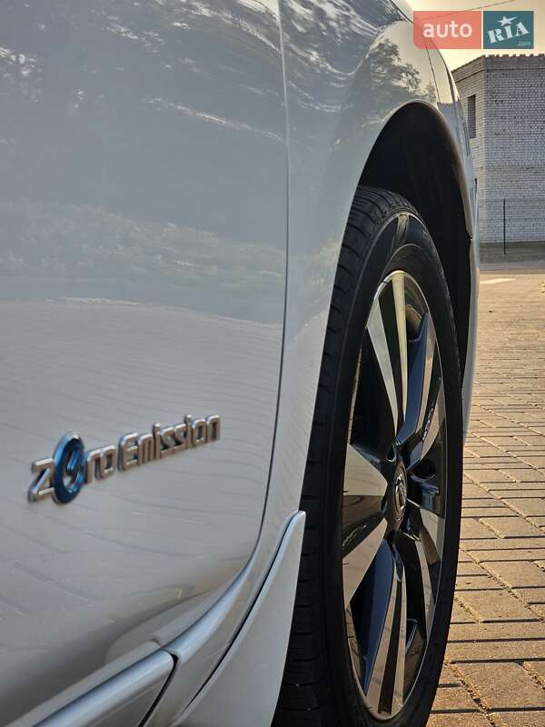 Хетчбек Nissan Leaf 2013 в Дніпрі