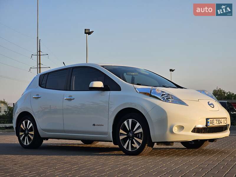 Хетчбек Nissan Leaf 2013 в Дніпрі