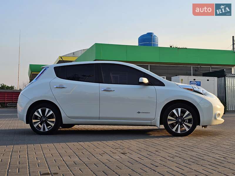 Хетчбек Nissan Leaf 2013 в Дніпрі