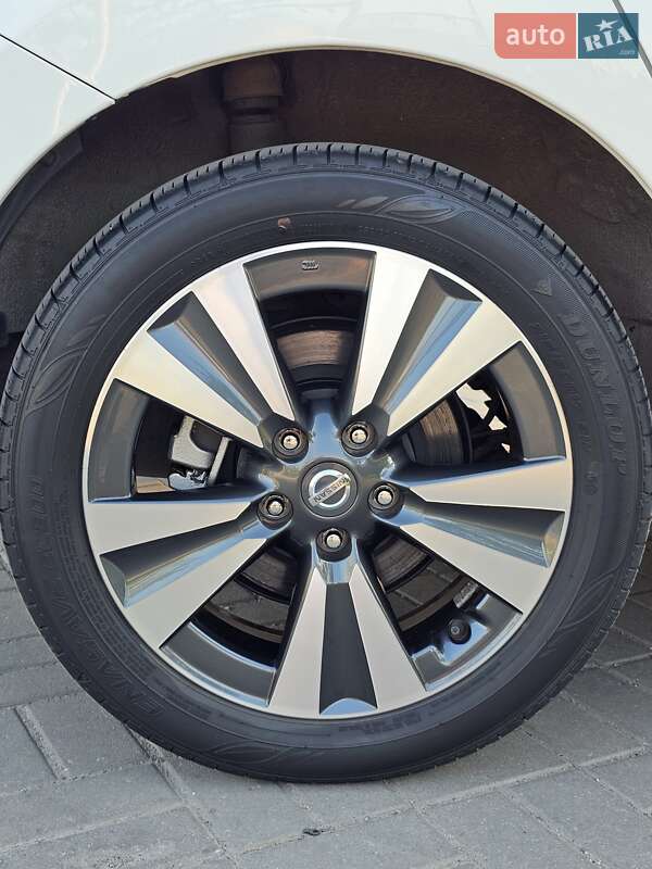 Хетчбек Nissan Leaf 2013 в Дніпрі