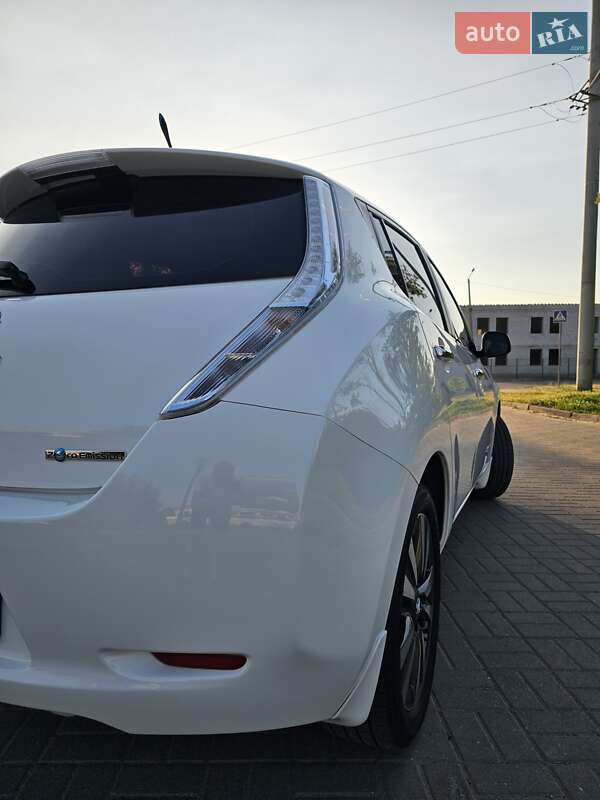 Хетчбек Nissan Leaf 2013 в Дніпрі