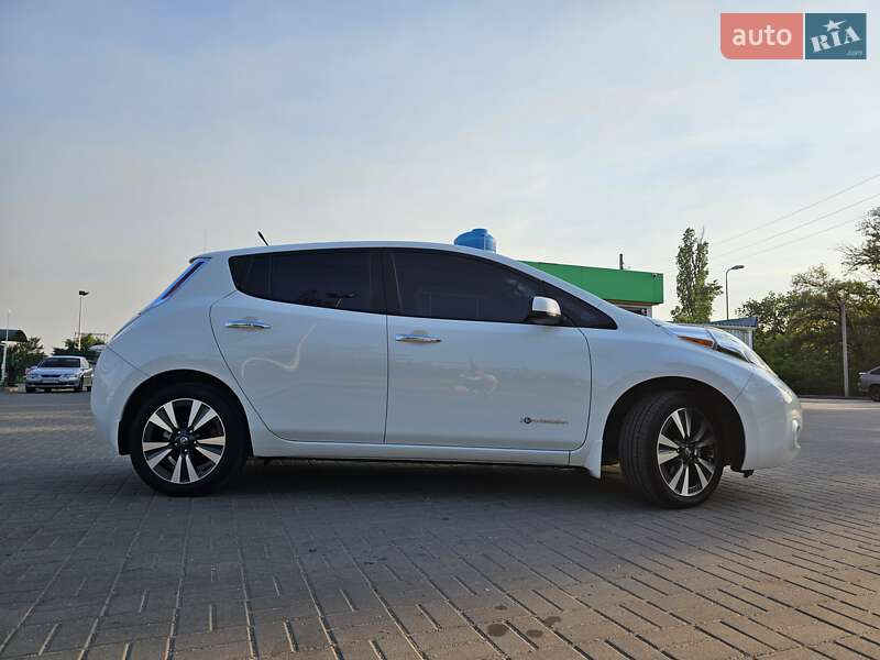 Хетчбек Nissan Leaf 2013 в Дніпрі