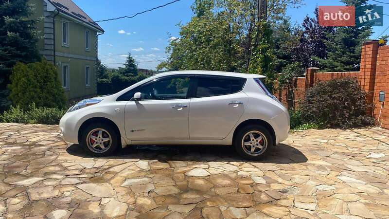 Хэтчбек Nissan Leaf 2013 в Новоалександровке