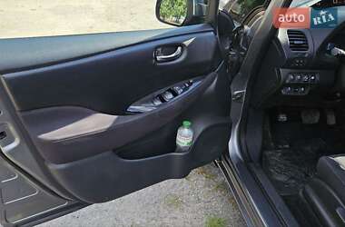 Хэтчбек Nissan Leaf 2013 в 