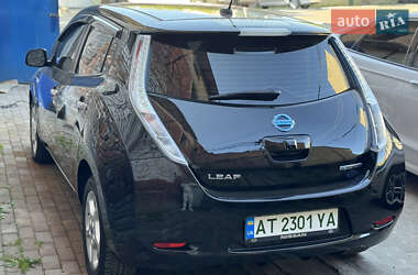 Хэтчбек Nissan Leaf 2012 в 