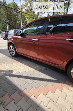 Хэтчбек Nissan Leaf 2015 в 