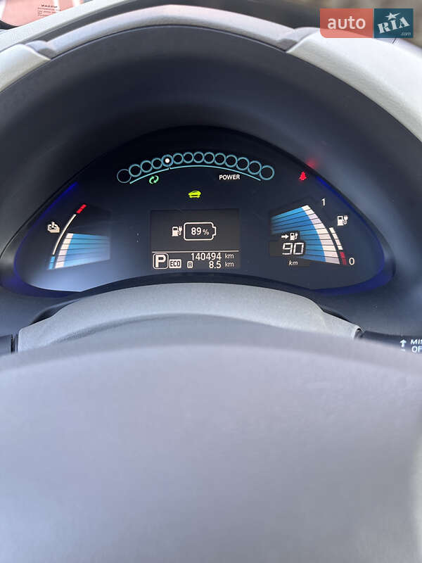 Хетчбек Nissan Leaf 2015 в Бурштині