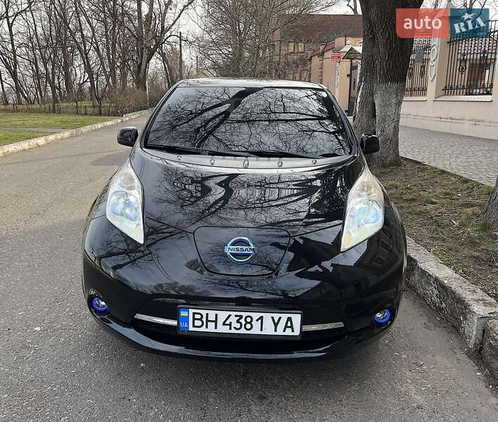 Хэтчбек Nissan Leaf 2013 в 