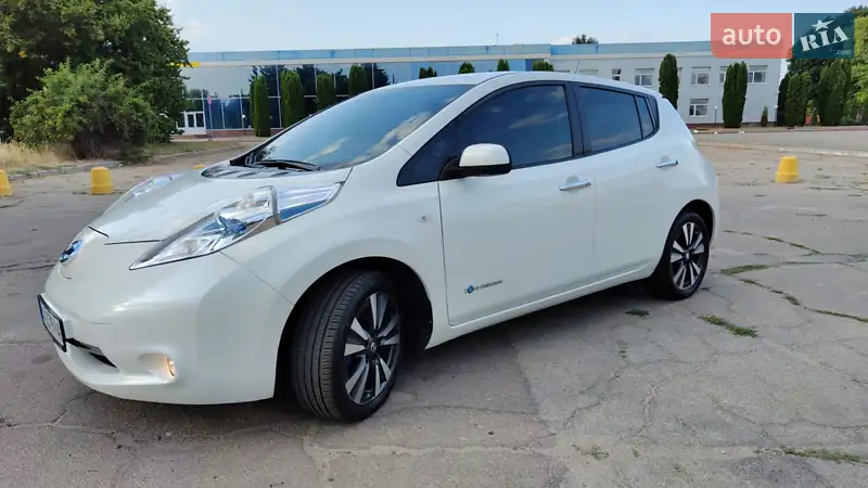 Хетчбек Nissan Leaf 2016 в 