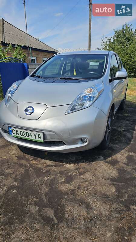 Хэтчбек Nissan Leaf 2014 в 