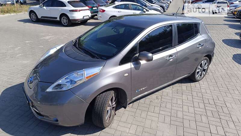 Хетчбек Nissan Leaf 2016 в Дніпрі