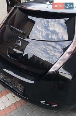 Хэтчбек Nissan Leaf 2012 в 