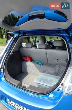Хэтчбек Nissan Leaf 2012 в 