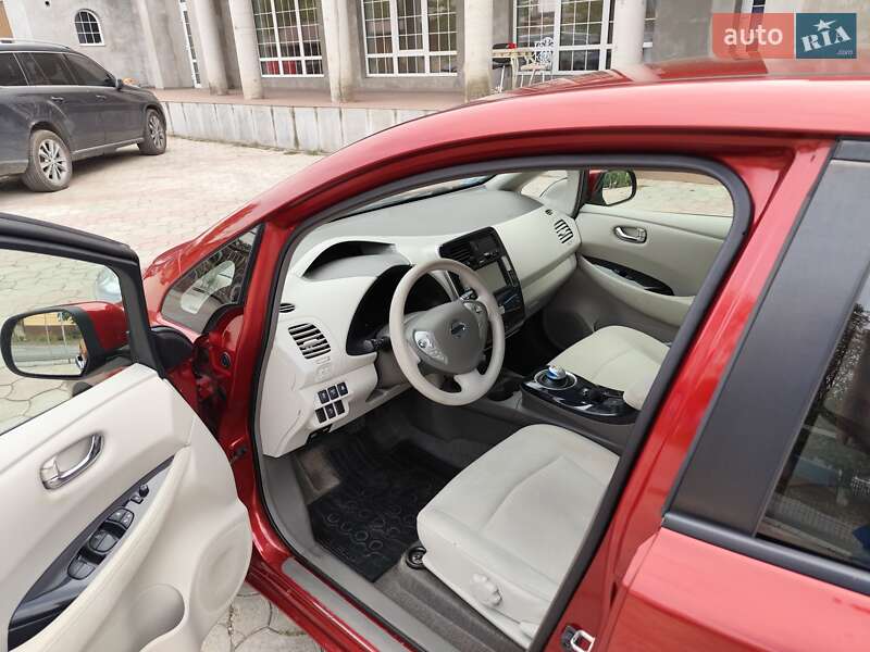 Хэтчбек Nissan Leaf 2012 в Кельменцах