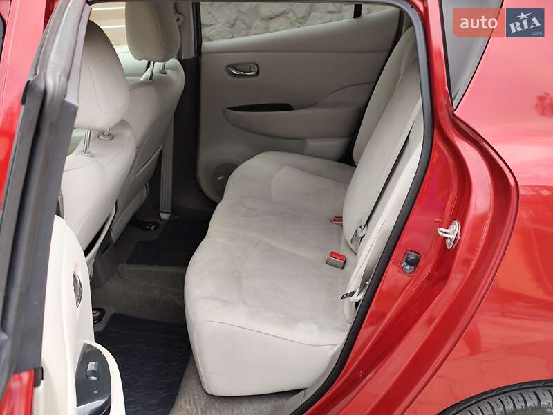 Хэтчбек Nissan Leaf 2012 в Кельменцах