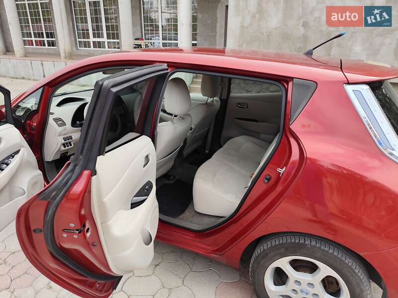 Хэтчбек Nissan Leaf 2012 в Кельменцах