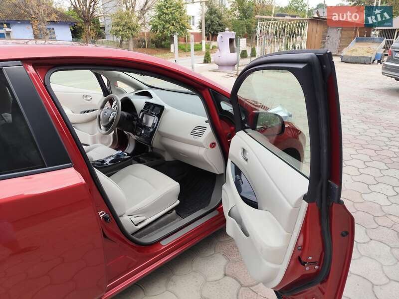 Хэтчбек Nissan Leaf 2012 в Кельменцах