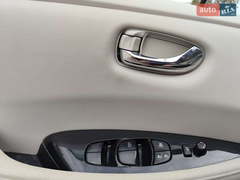 Хэтчбек Nissan Leaf 2012 в Кельменцах