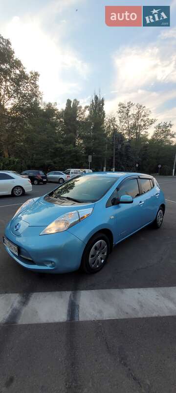 Хэтчбек Nissan Leaf 2014 в 