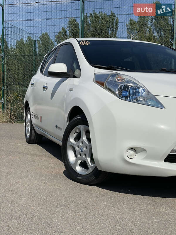Хэтчбек Nissan Leaf 2014 в Коростене