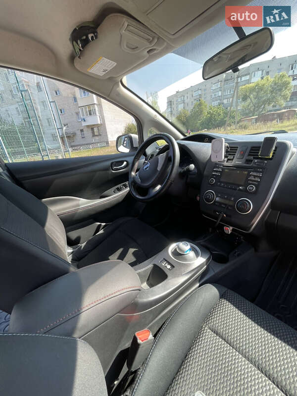 Хэтчбек Nissan Leaf 2014 в Коростене