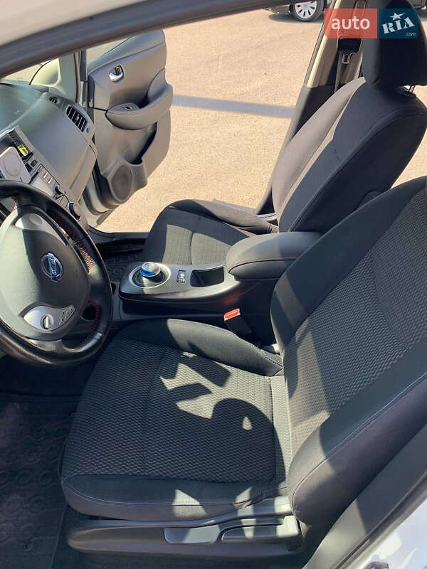 Хэтчбек Nissan Leaf 2014 в Коростене