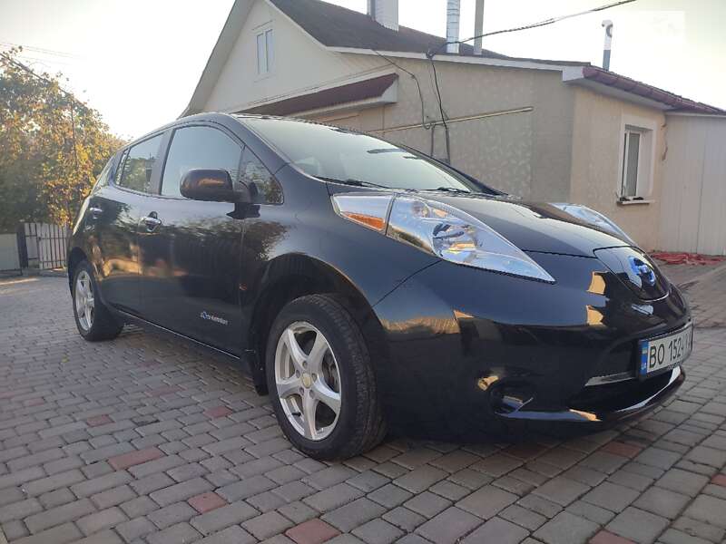 Хэтчбек Nissan Leaf 2015 в Шумске