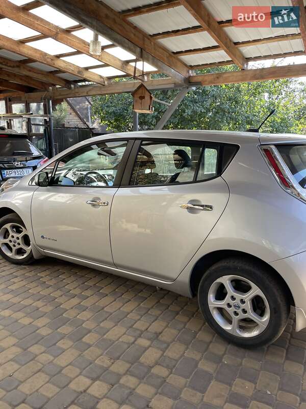 Хэтчбек Nissan Leaf 2013 в Запорожье